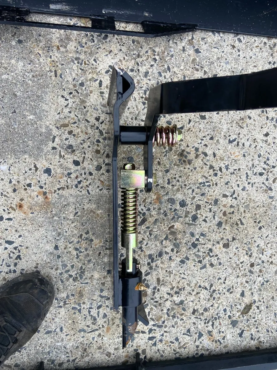 QUICK ATTACH SYSTEM FOR LOADER ,DIGGER . - Image 4