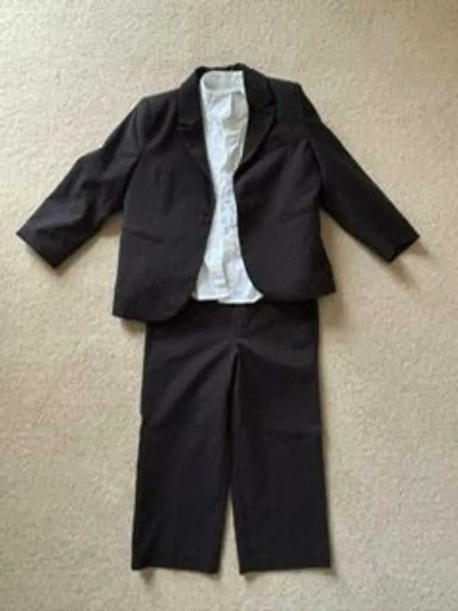 Boys 3 piece black suit with shirt age 2-3 - Image 1