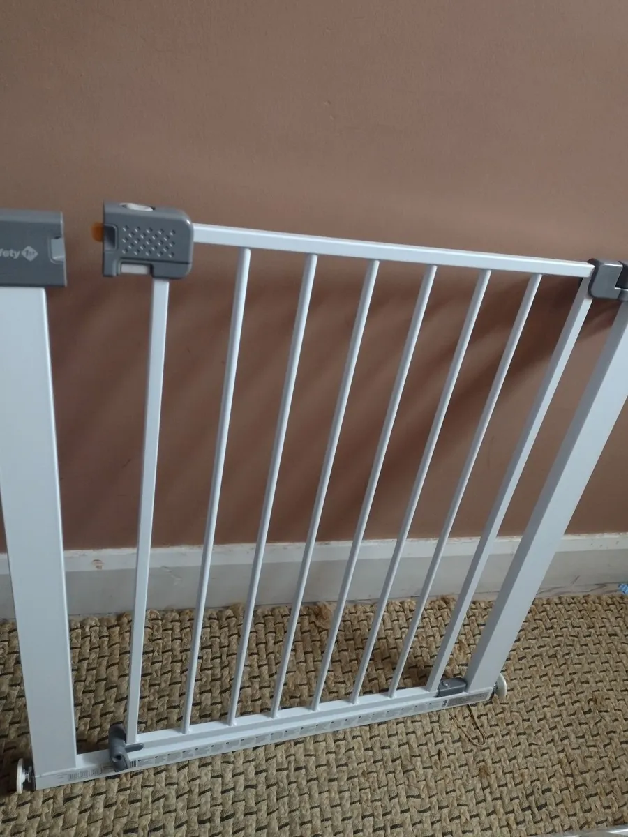 Brand new heavy safety 1st stair/ door gate - Image 1