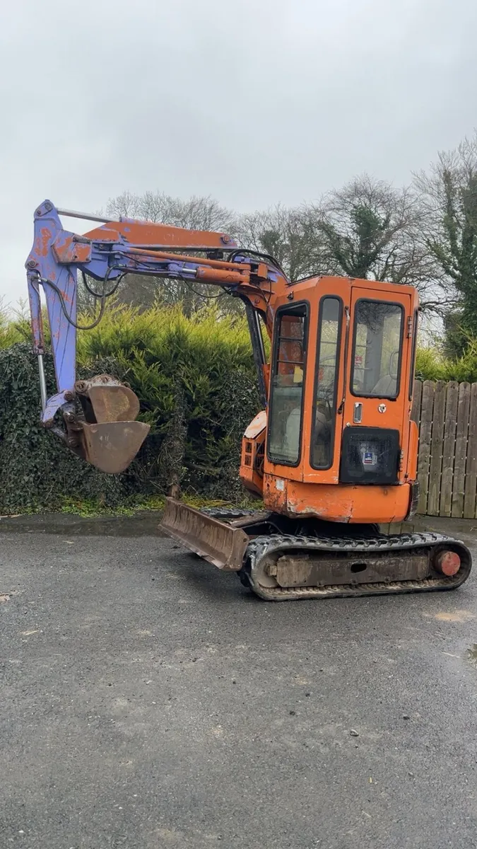 Hitachi 3 ton mini digger - Image 1