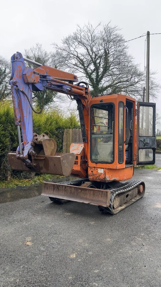 Hitachi 3 ton mini digger - Image 2