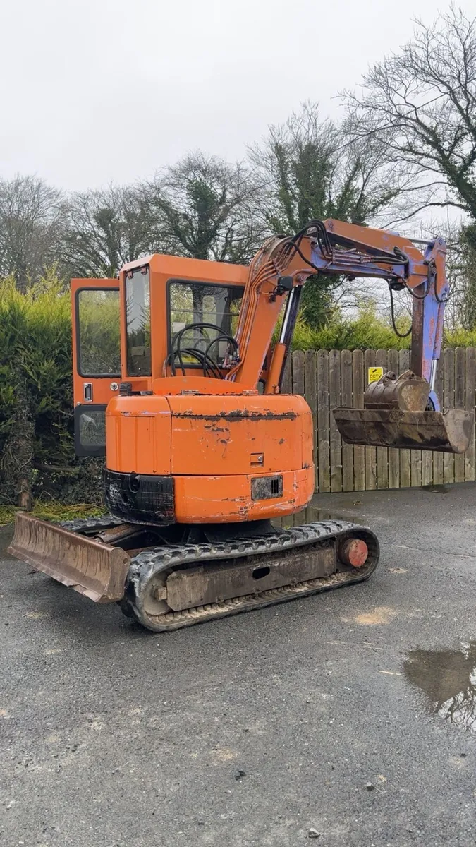Hitachi 3 ton mini digger - Image 3