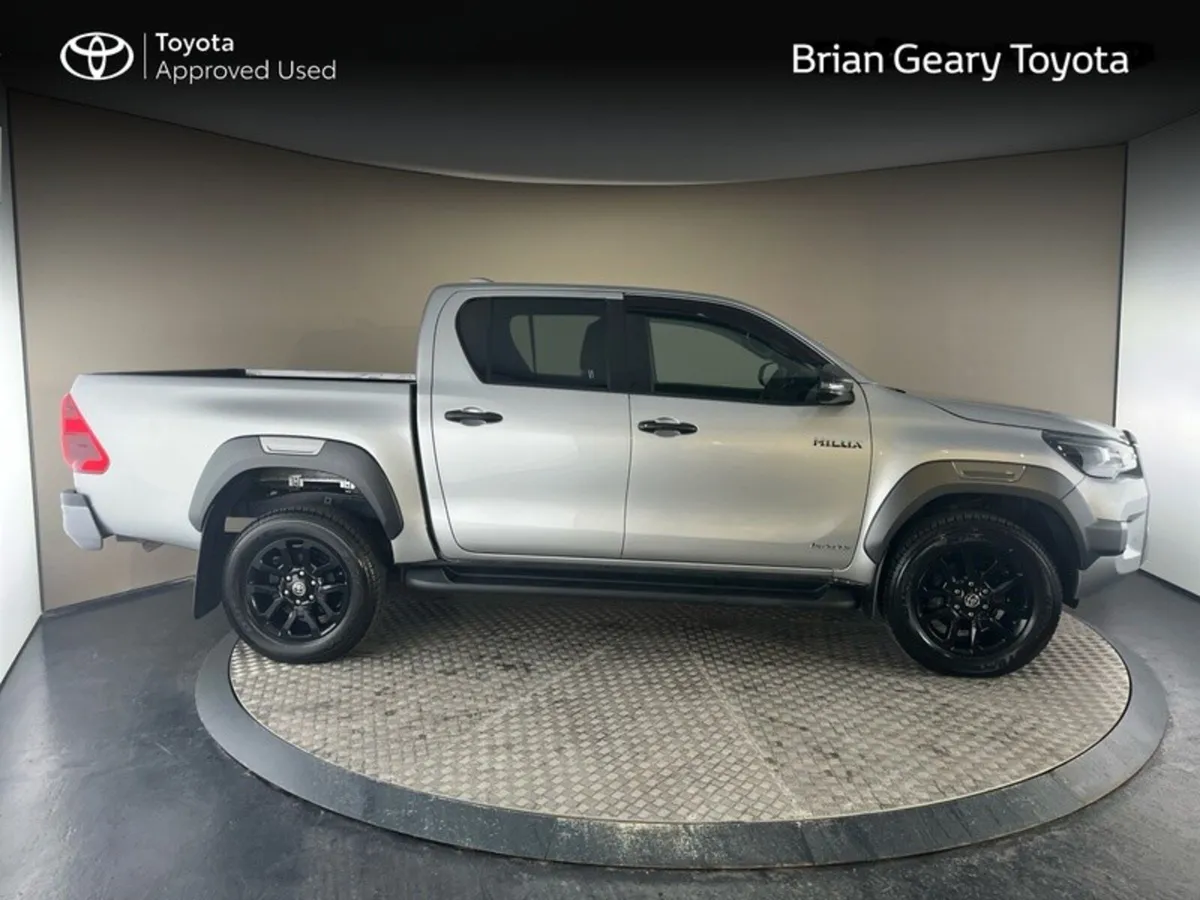 Toyota Hilux 2.8 INVINCIBLE AUTO - Image 3
