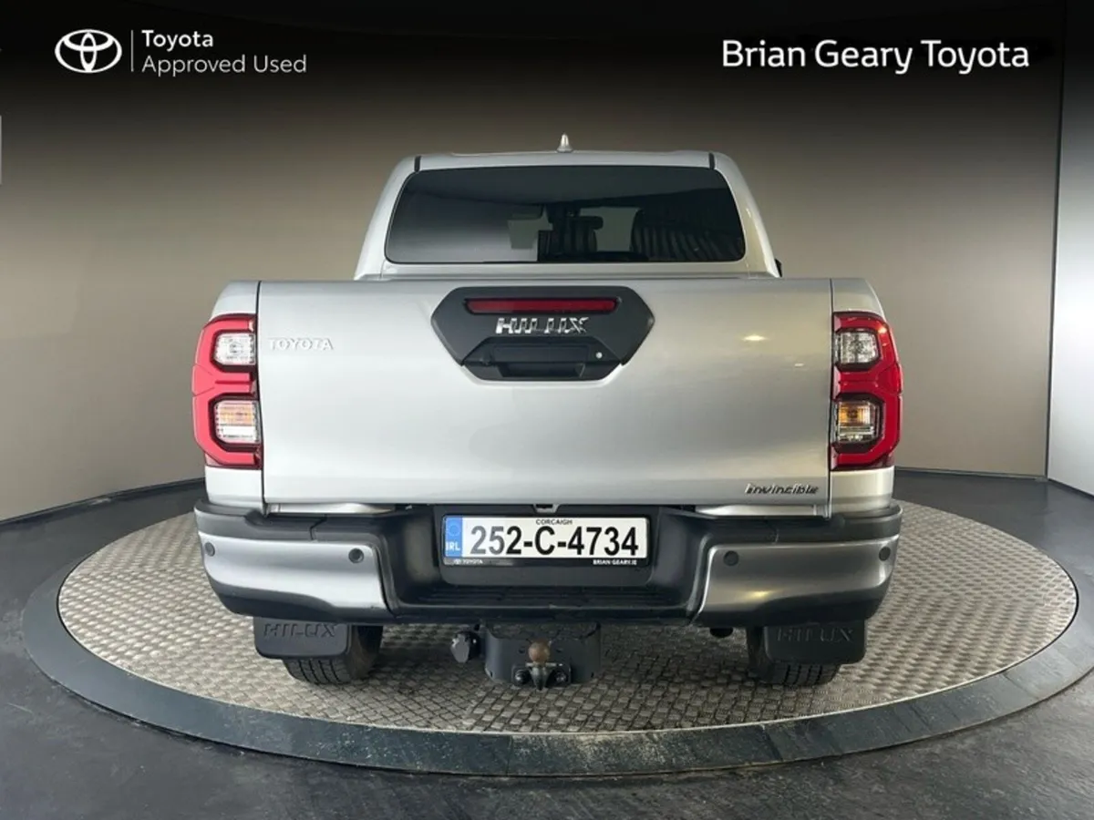 Toyota Hilux 2.8 INVINCIBLE AUTO - Image 4