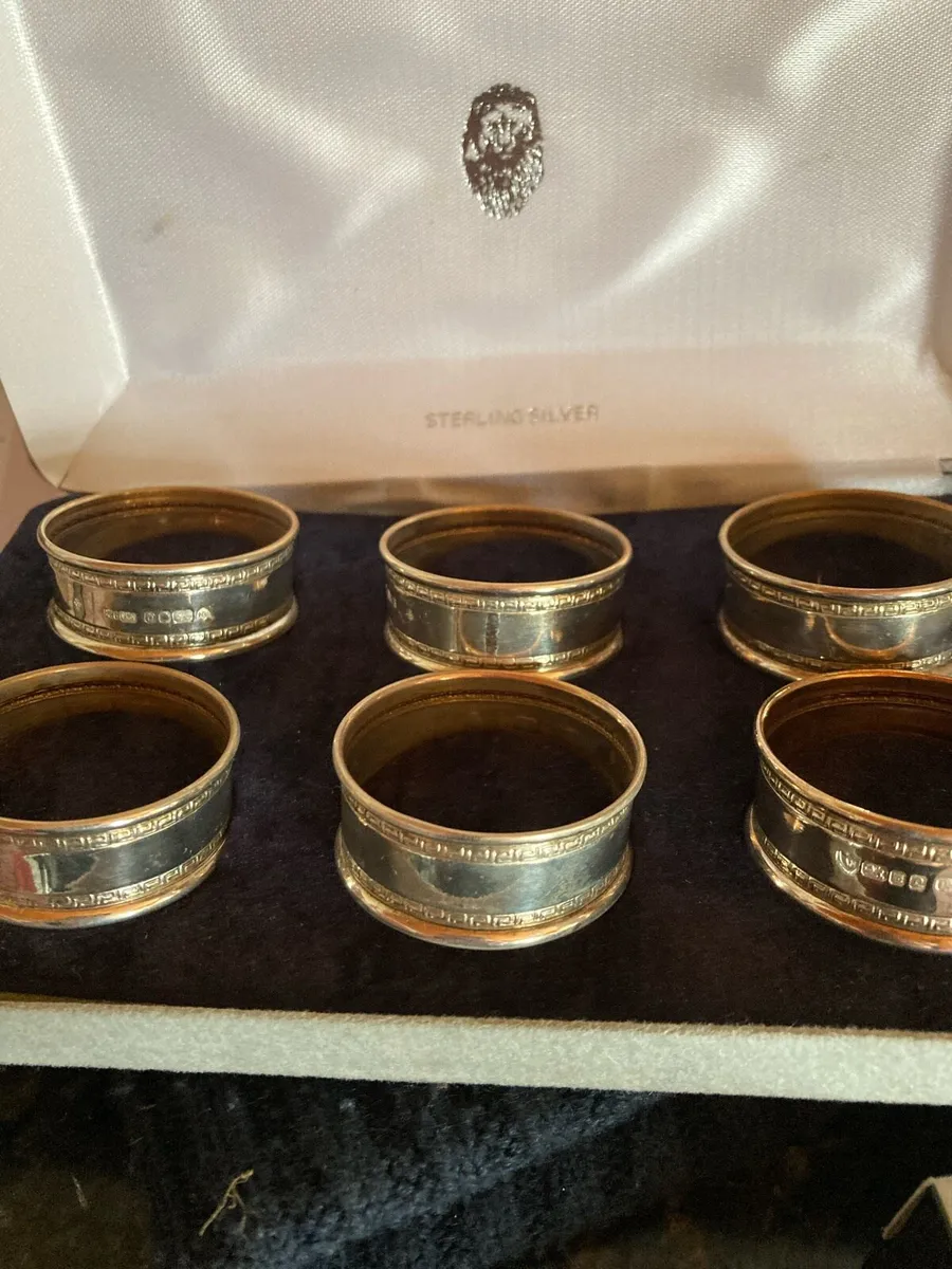 Boxed set of Sterling Silver napkin rings - Image 1