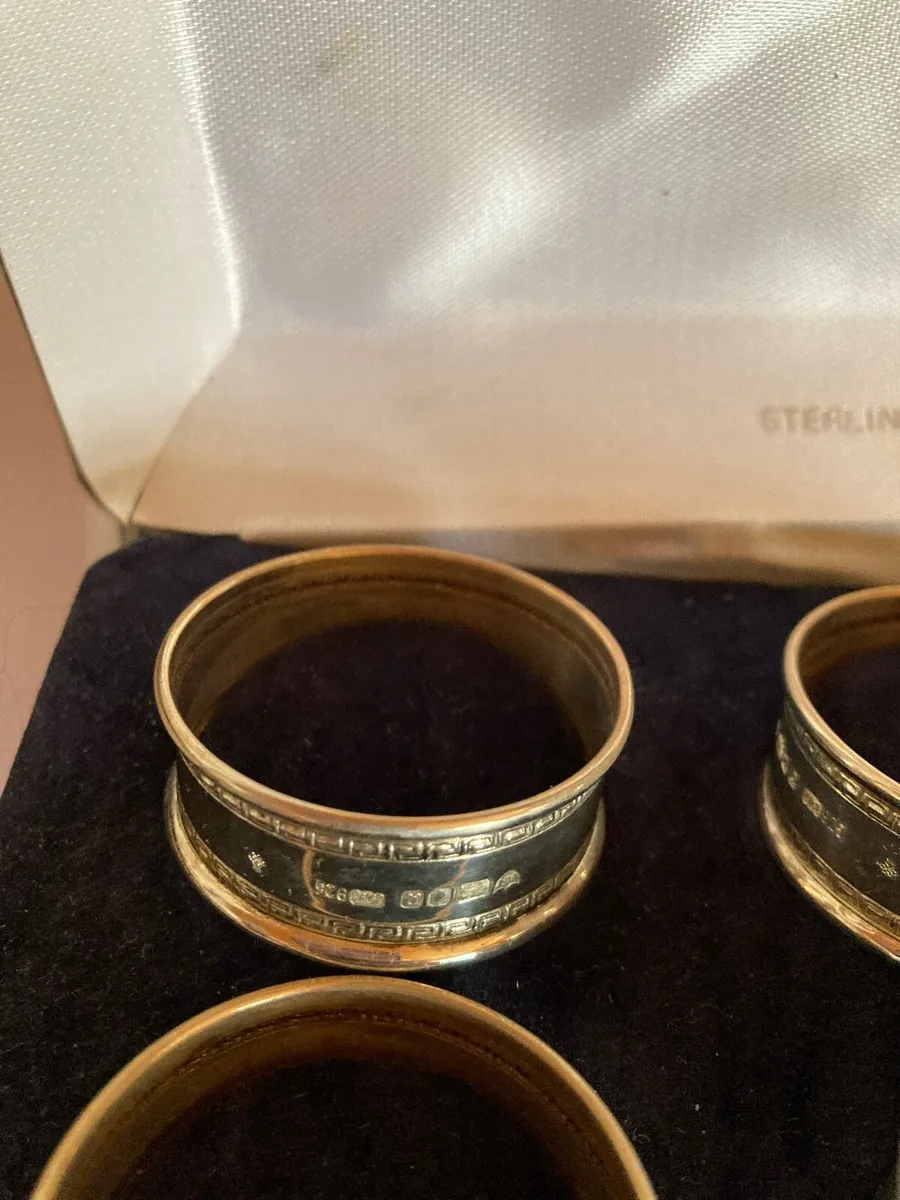 Boxed set of Sterling Silver napkin rings - Image 2