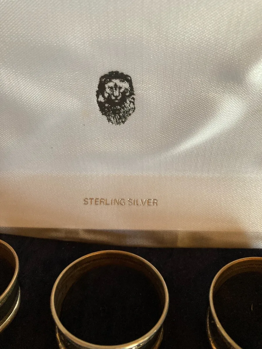 Boxed set of Sterling Silver napkin rings - Image 3