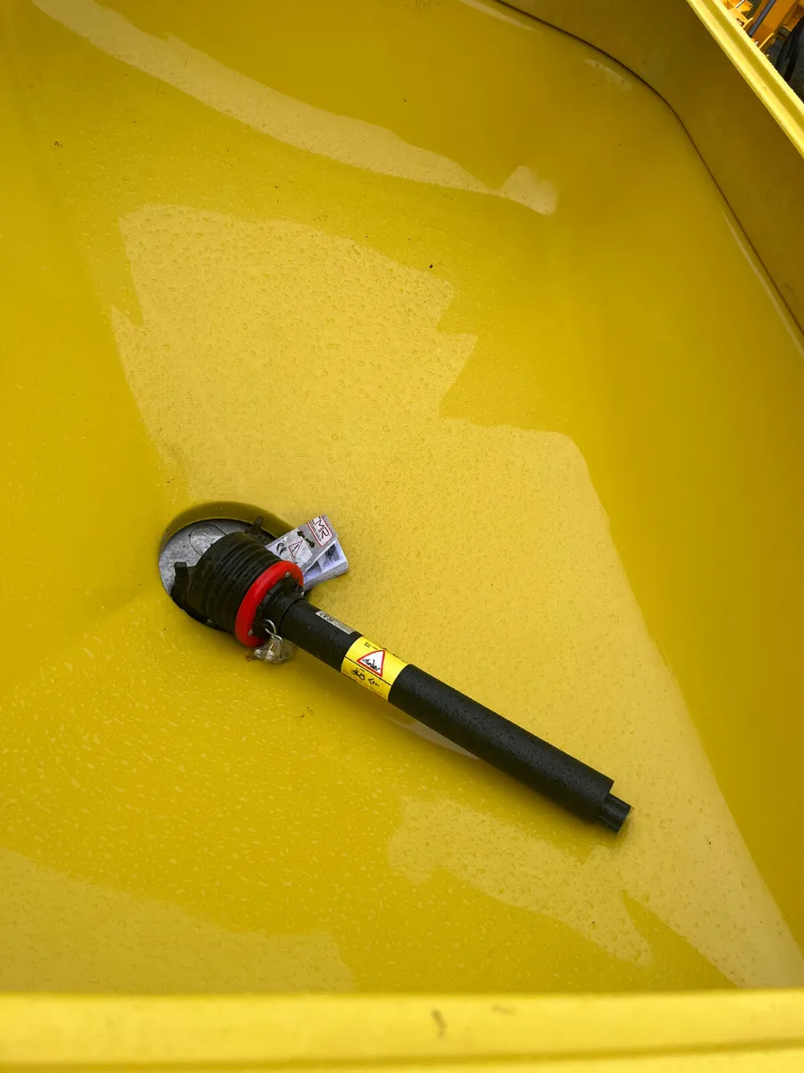 New Shop Soiled Flemming 800 Fertiliser Sower - Image 4