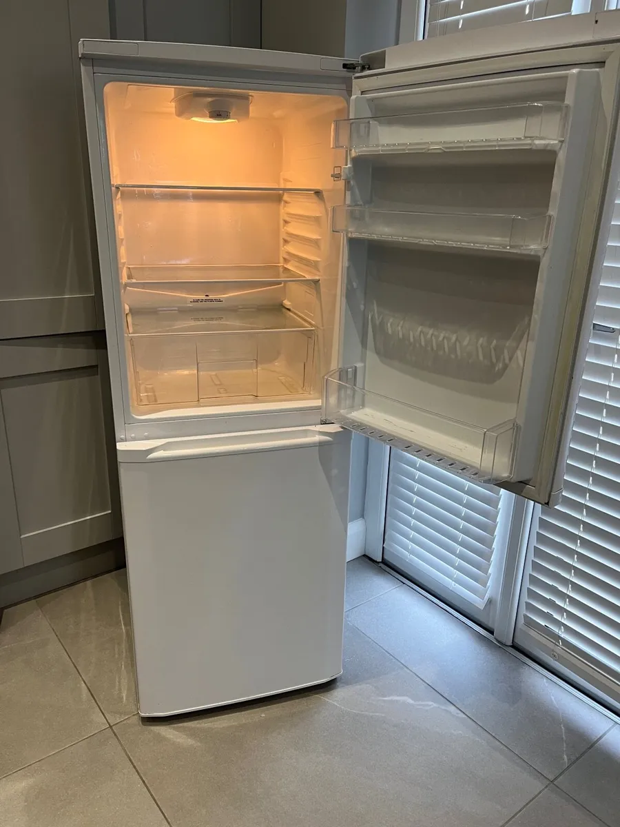 Beko frost free fridge freezer - Image 2