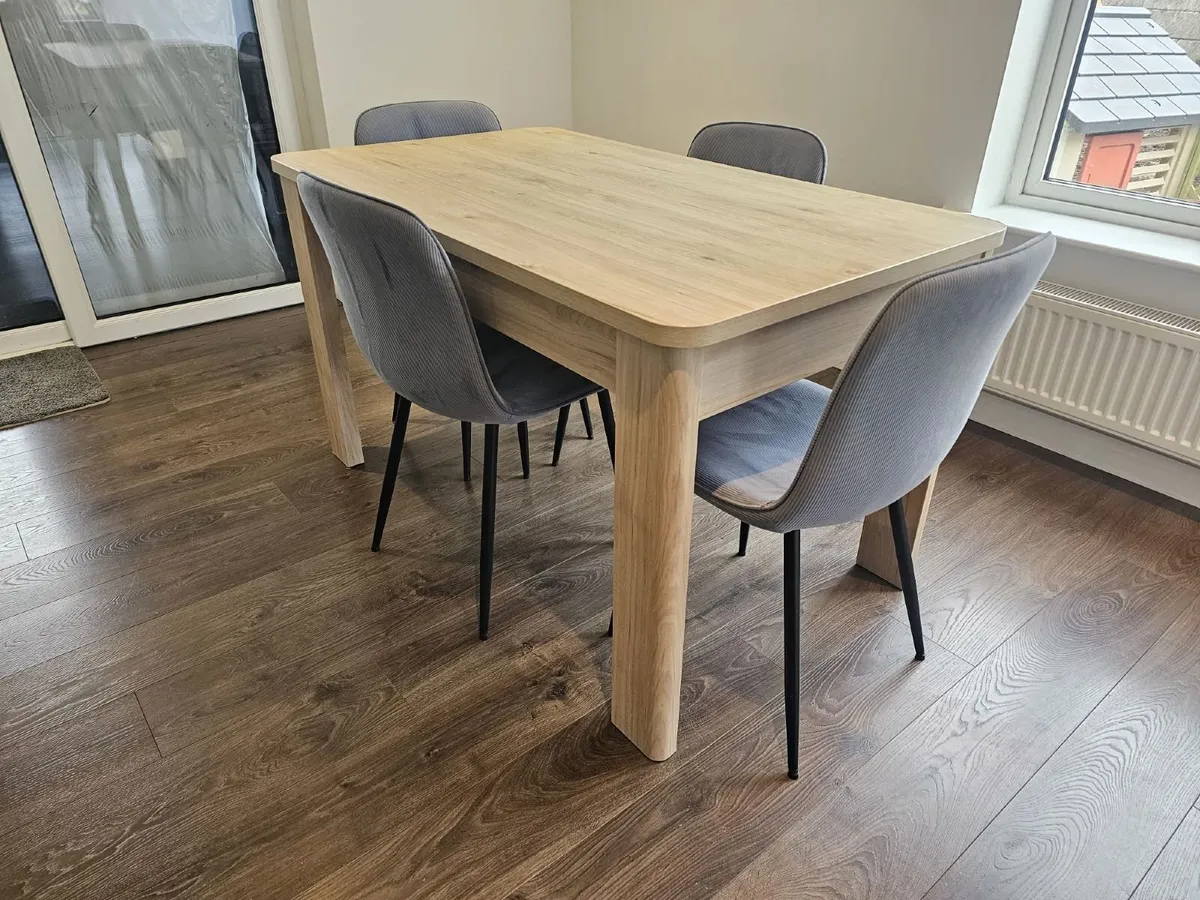 Table and chairs - Image 1