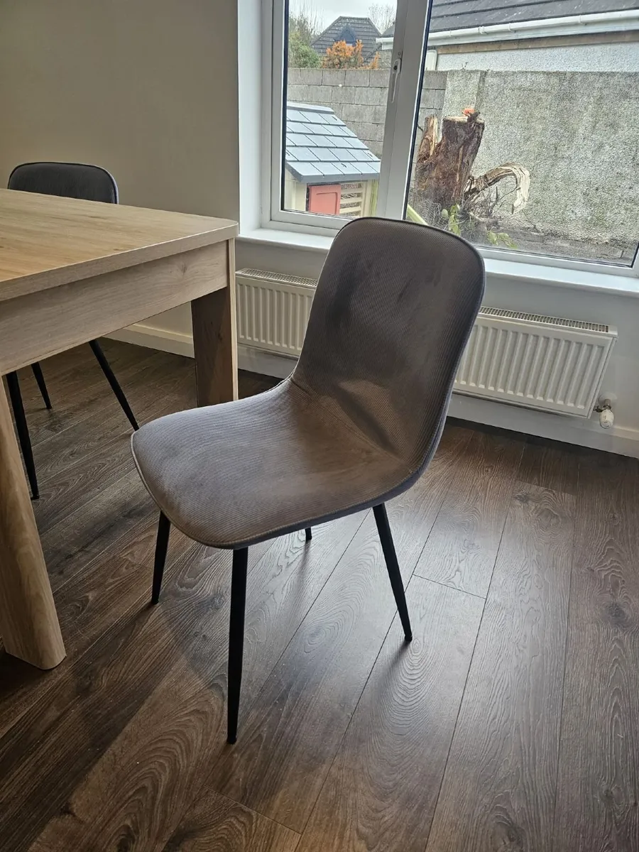 Table and chairs - Image 2