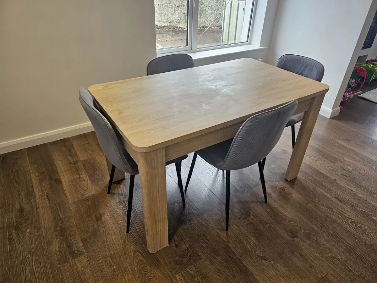 Table and chairs - Image 4