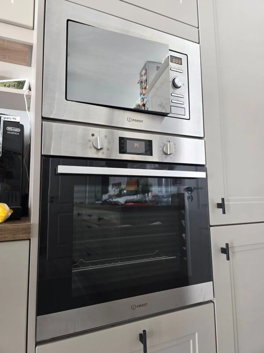 Microwave and oven. - Image 1