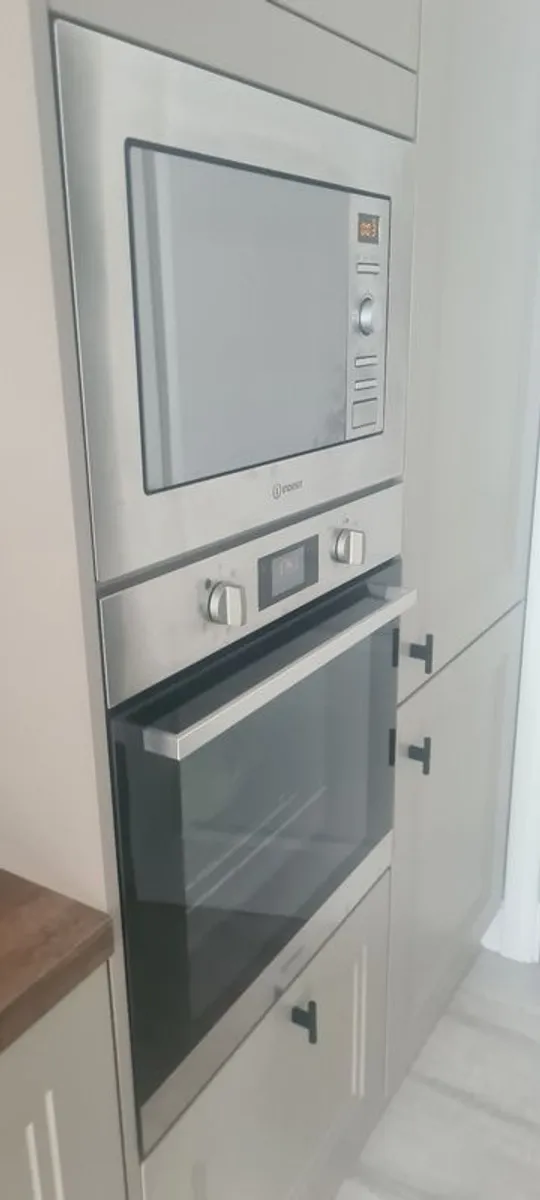 Microwave and oven. - Image 2