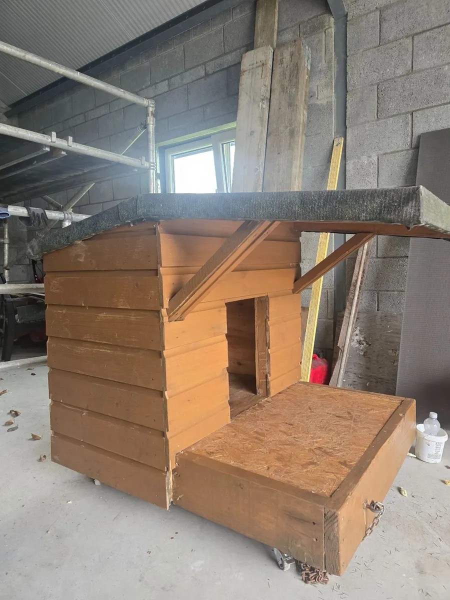Dog house - Image 1