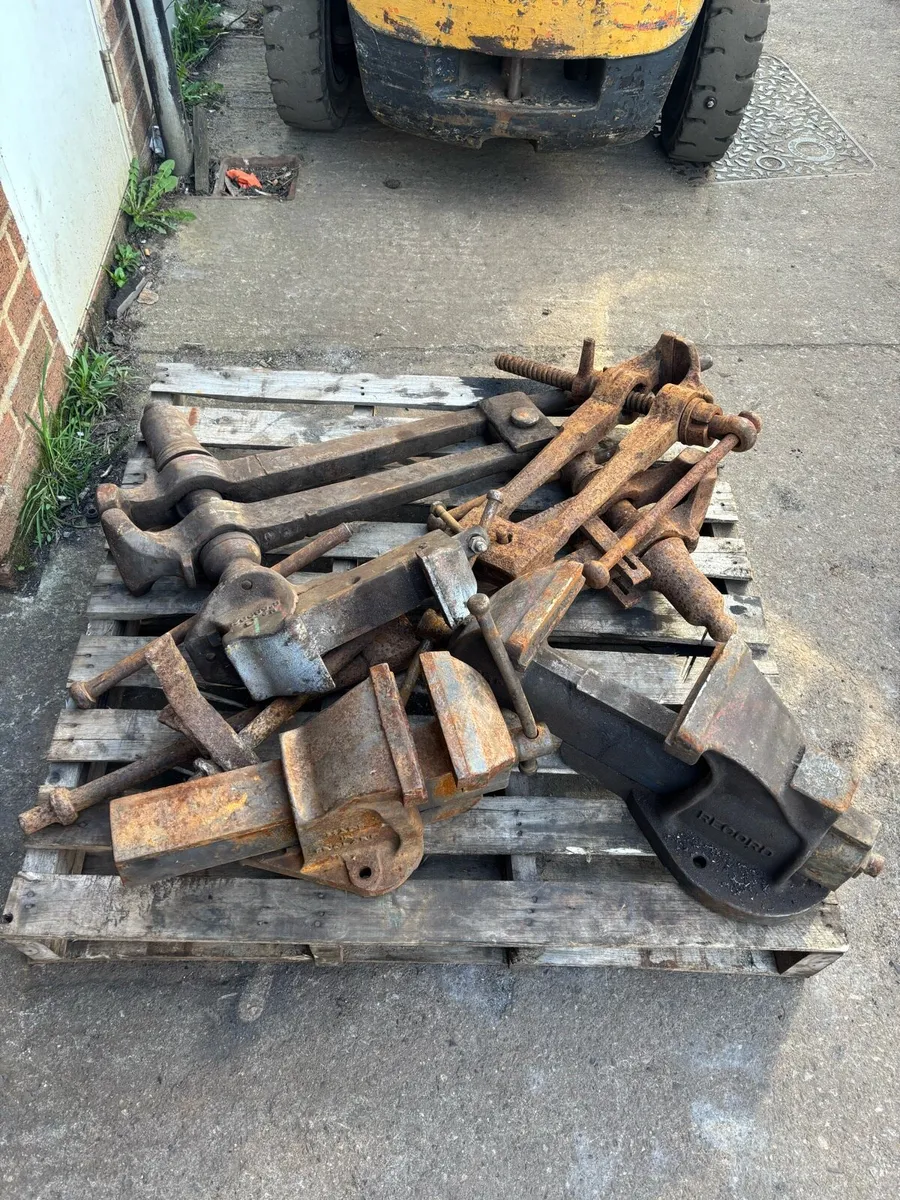 Pallet of 6 large vices. Need cleaning - Image 1