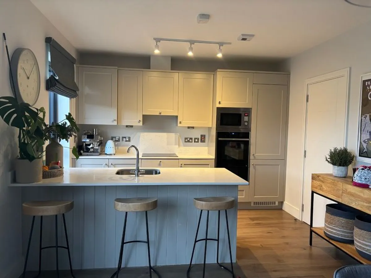 Beautiful Almost New Modern Fitted Shaker Kitchen - Image 1