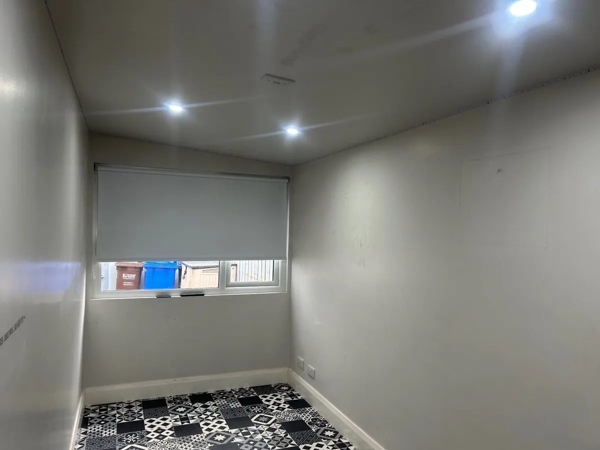 Outdoor cabin room - Image 3