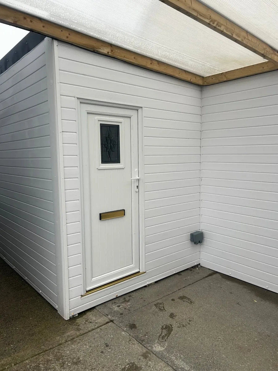 Outdoor cabin room - Image 4