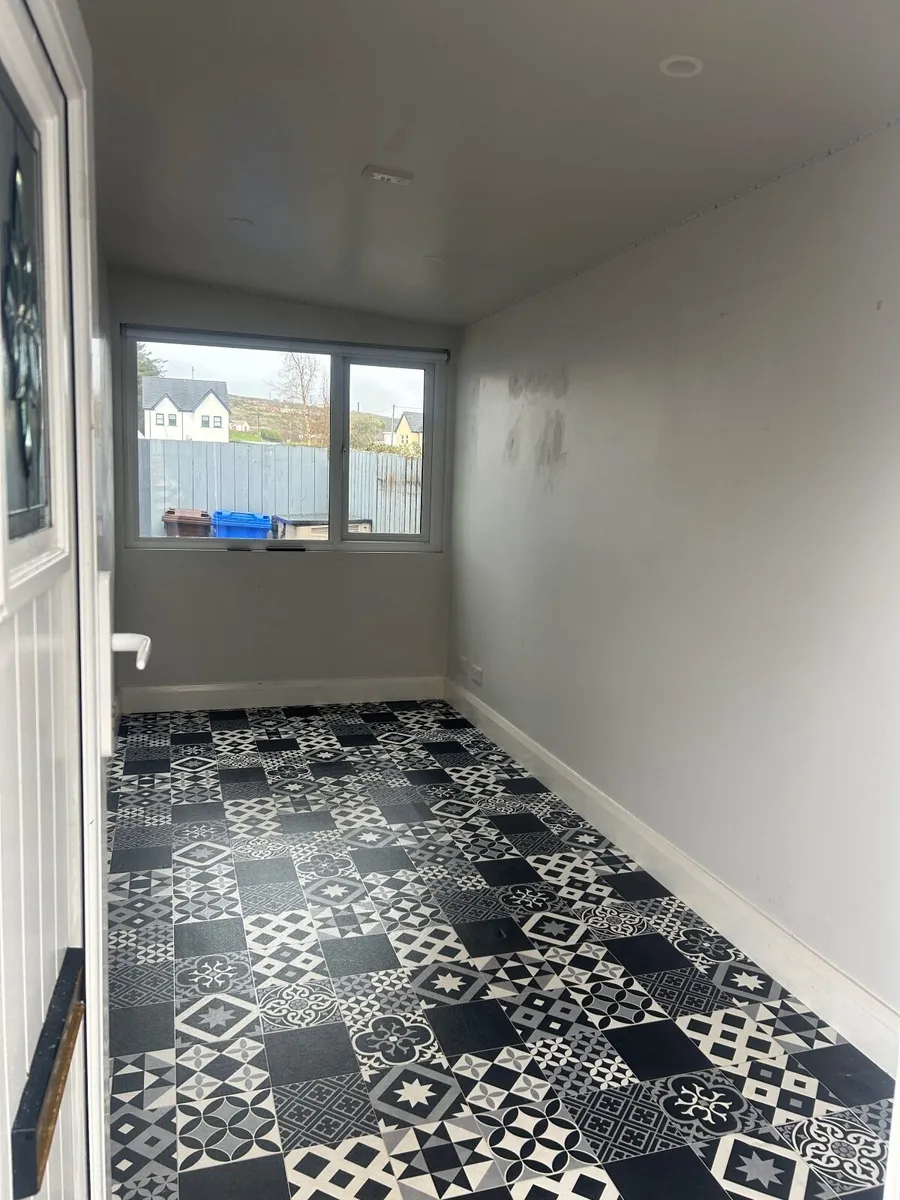 Outdoor cabin room - Image 1