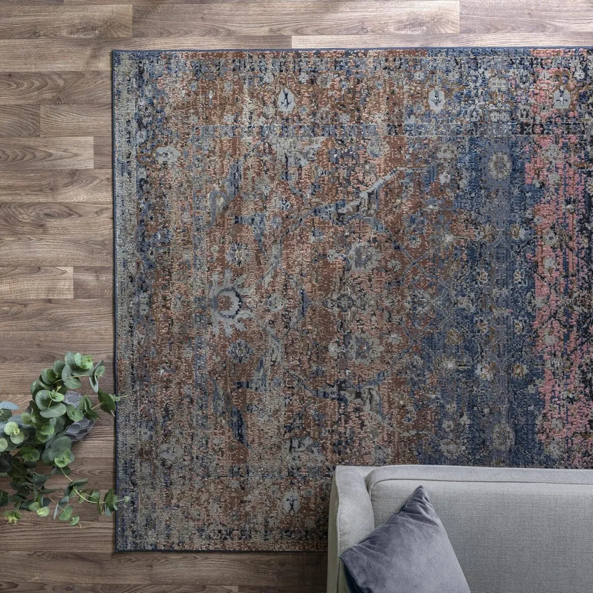 Traditional Rug Zola Bordered Floral Carpet - Image 1