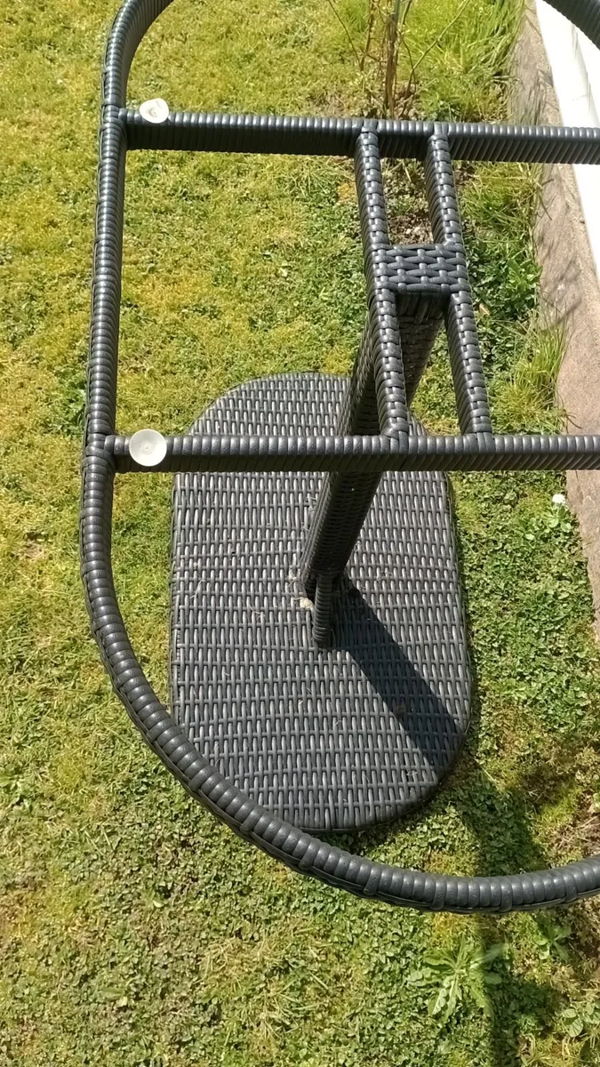 Rattan table with glass top - Image 2