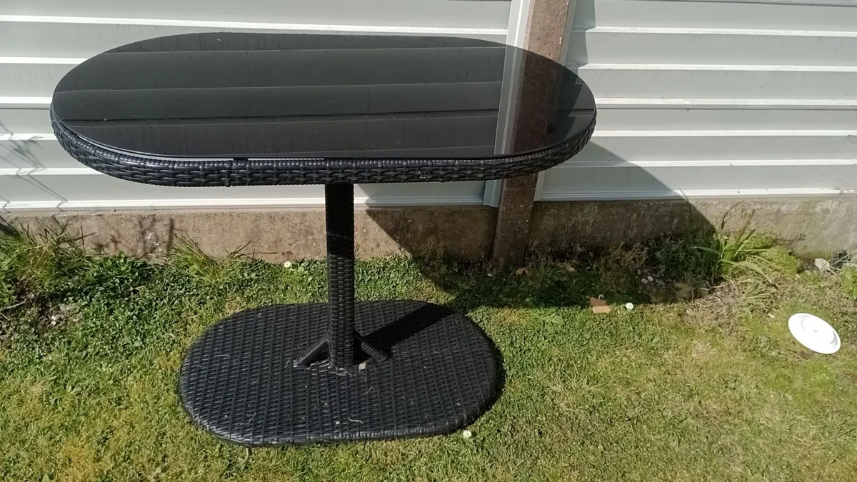 Rattan table with glass top - Image 1
