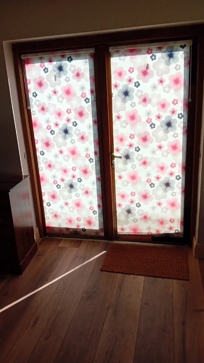 Curtains, curtain poles and blinds - Image 1