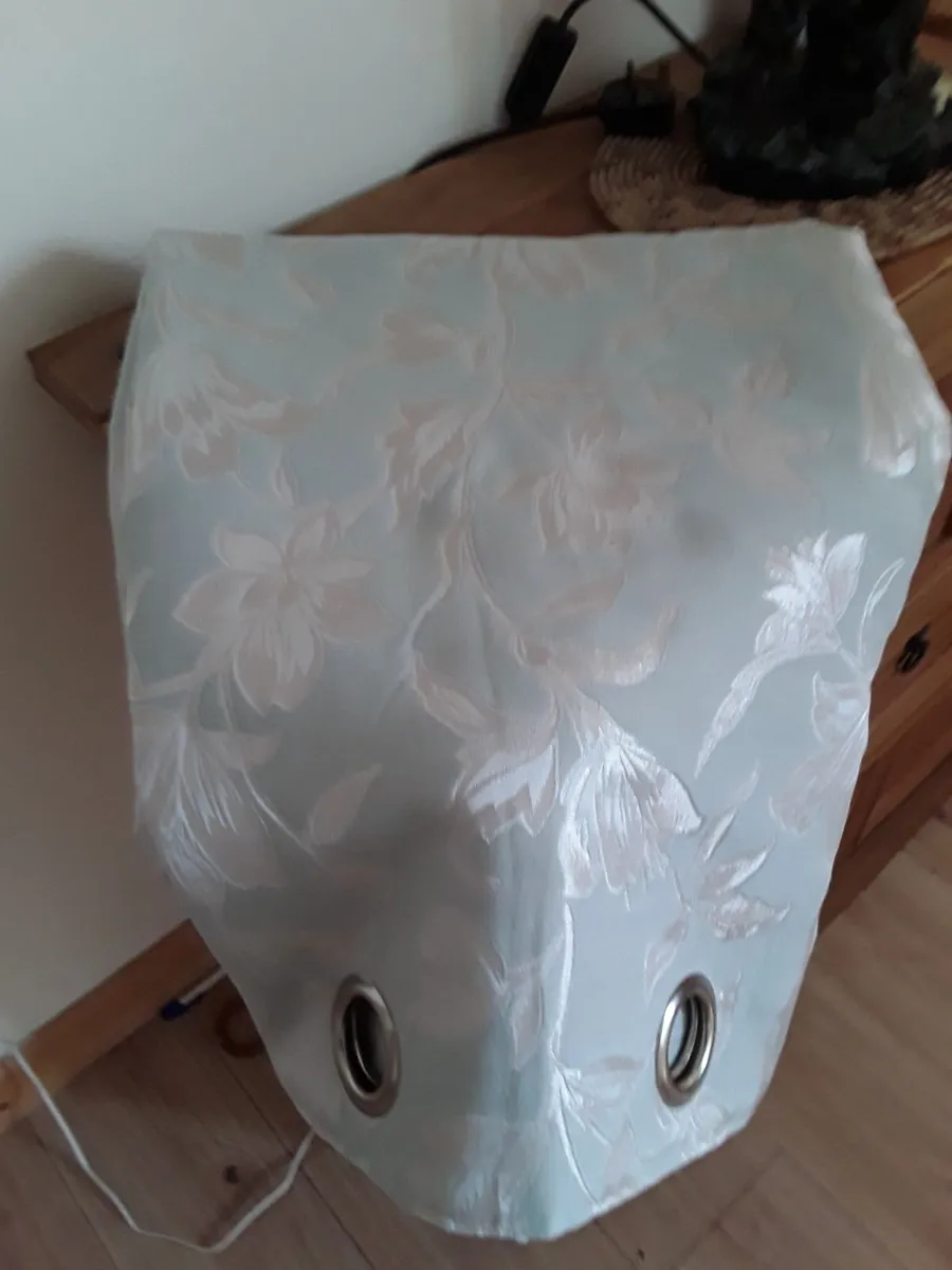 Has new beautiful embossed pattern large drapes - Image 1