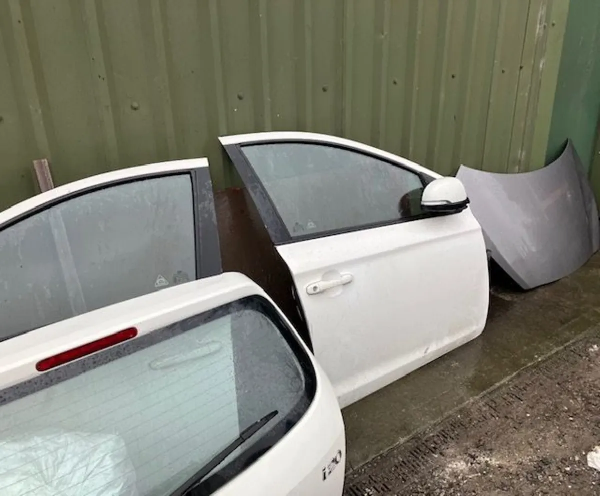 hyundai i20 parts job lot 200 euros - Image 3