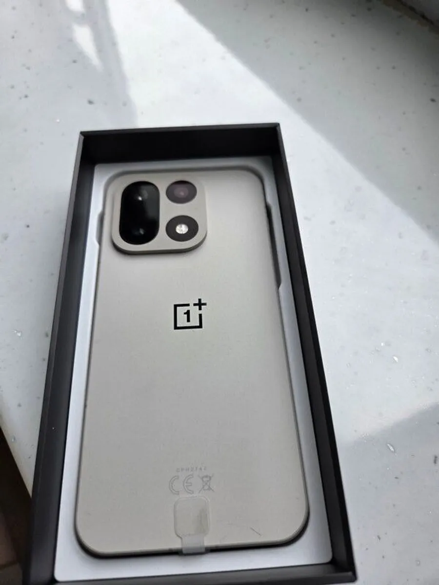 One Plus 15 512gb 16gb One Plus Warranty UK Irish model Few weeks old Grade A Fully Boxed Receipt Available - Image 2