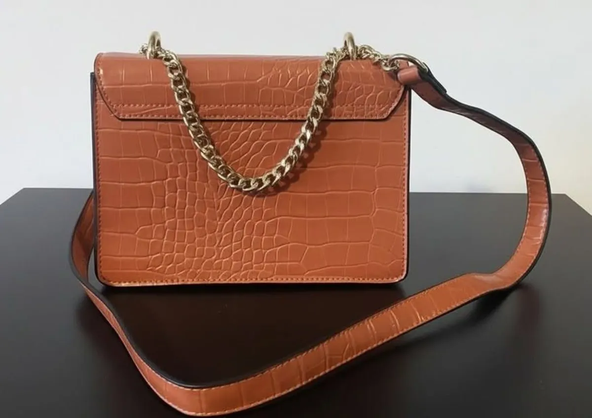 Chic Ladies Crossbody Bag – Gold Chain Strap - Image 2