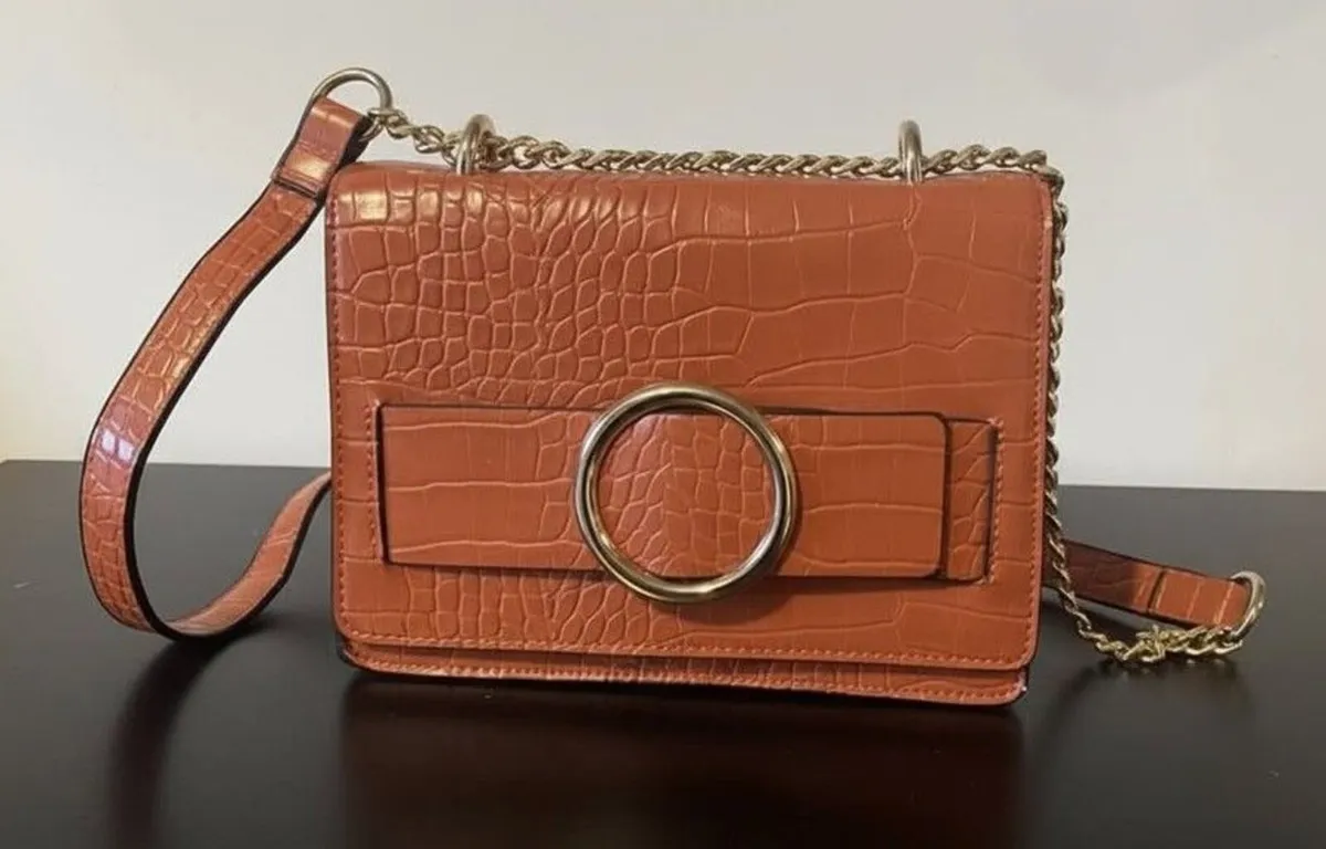 Chic Ladies Crossbody Bag – Gold Chain Strap - Image 1