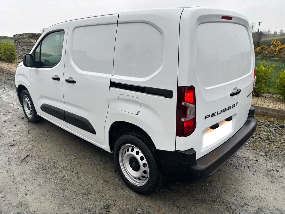 251 Peugeot Partner Professional 2025 - Image 3