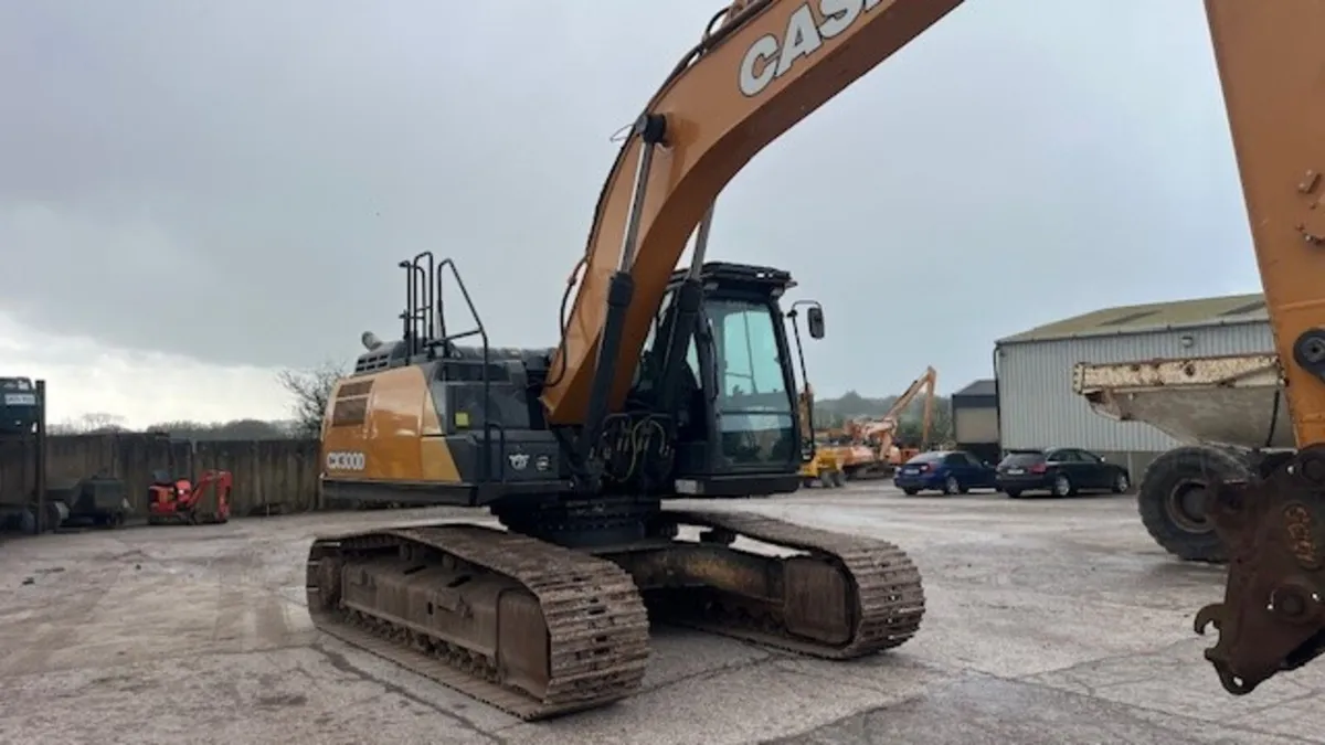 2017 Case CX 300D - Image 4