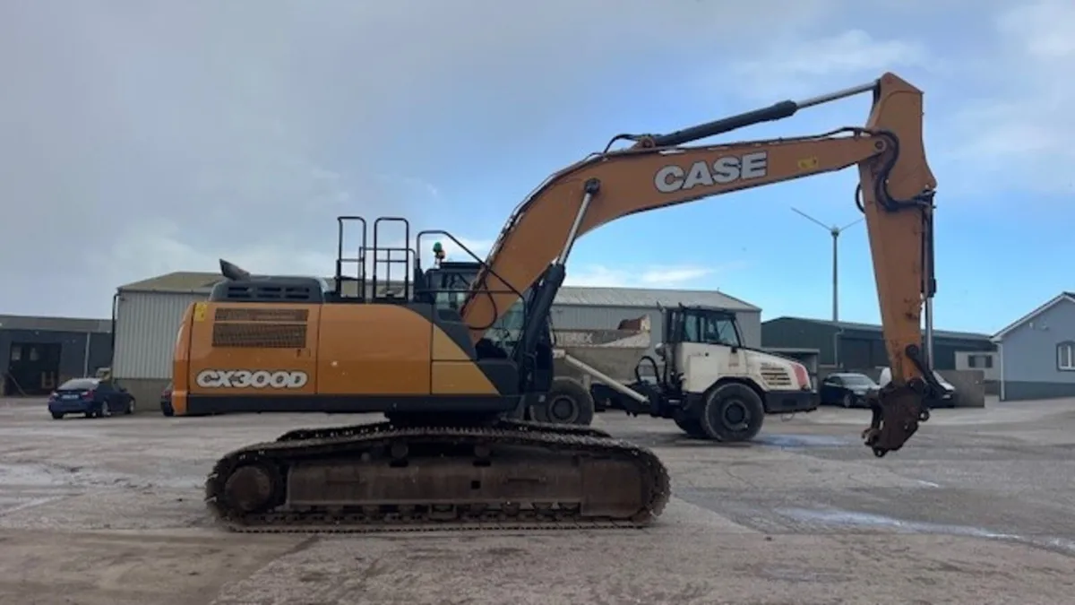 2017 Case CX 300D - Image 3