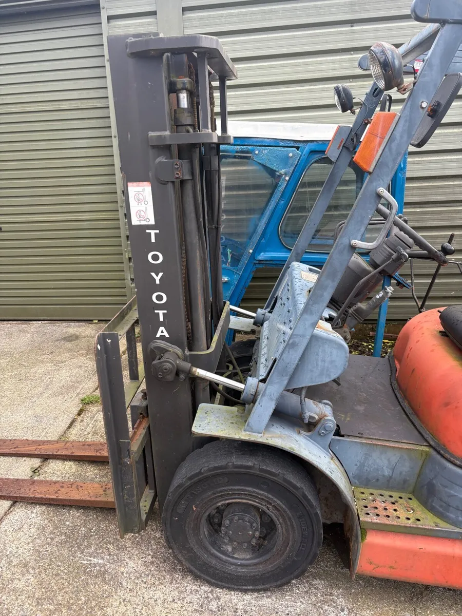 Forklift - Image 4