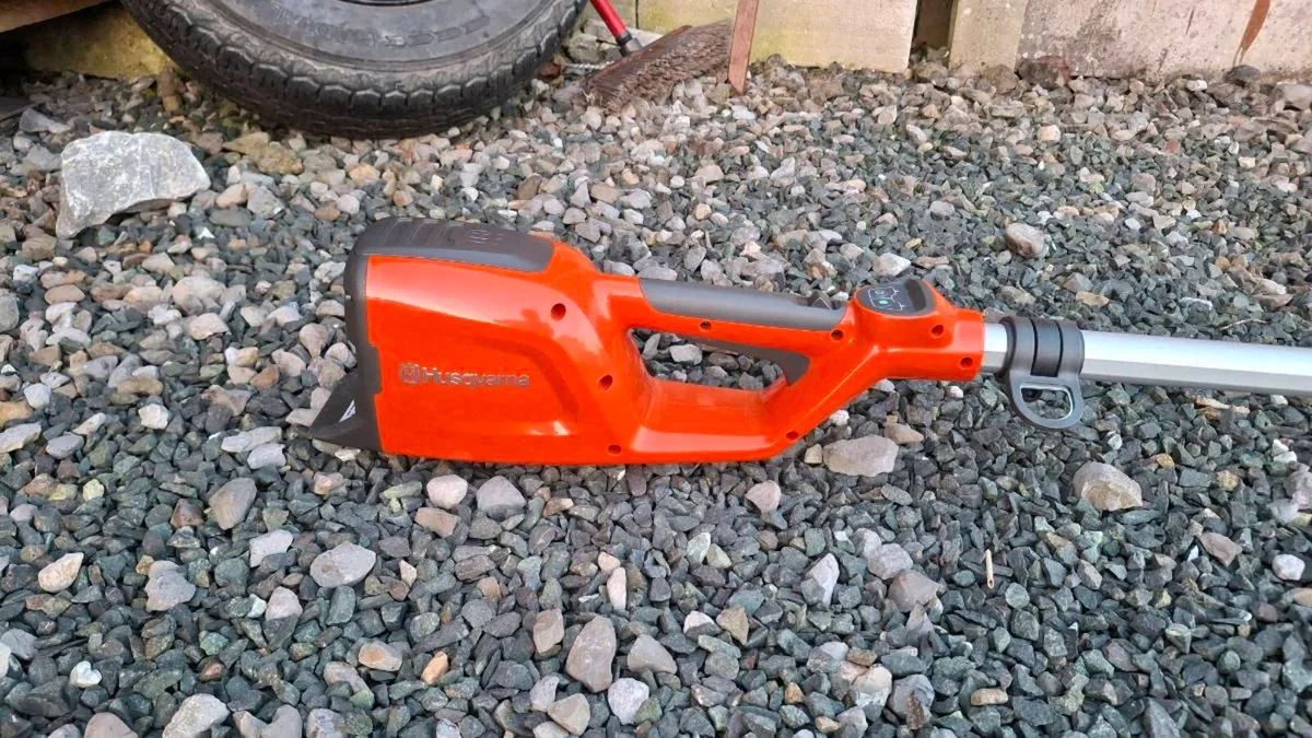 Battery powered pole hedge trimmer - Image 3