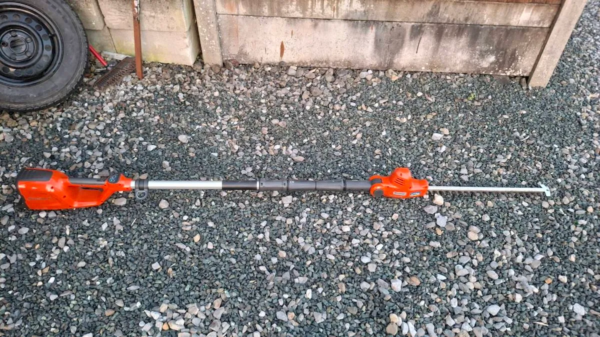 Battery powered pole hedge trimmer - Image 4