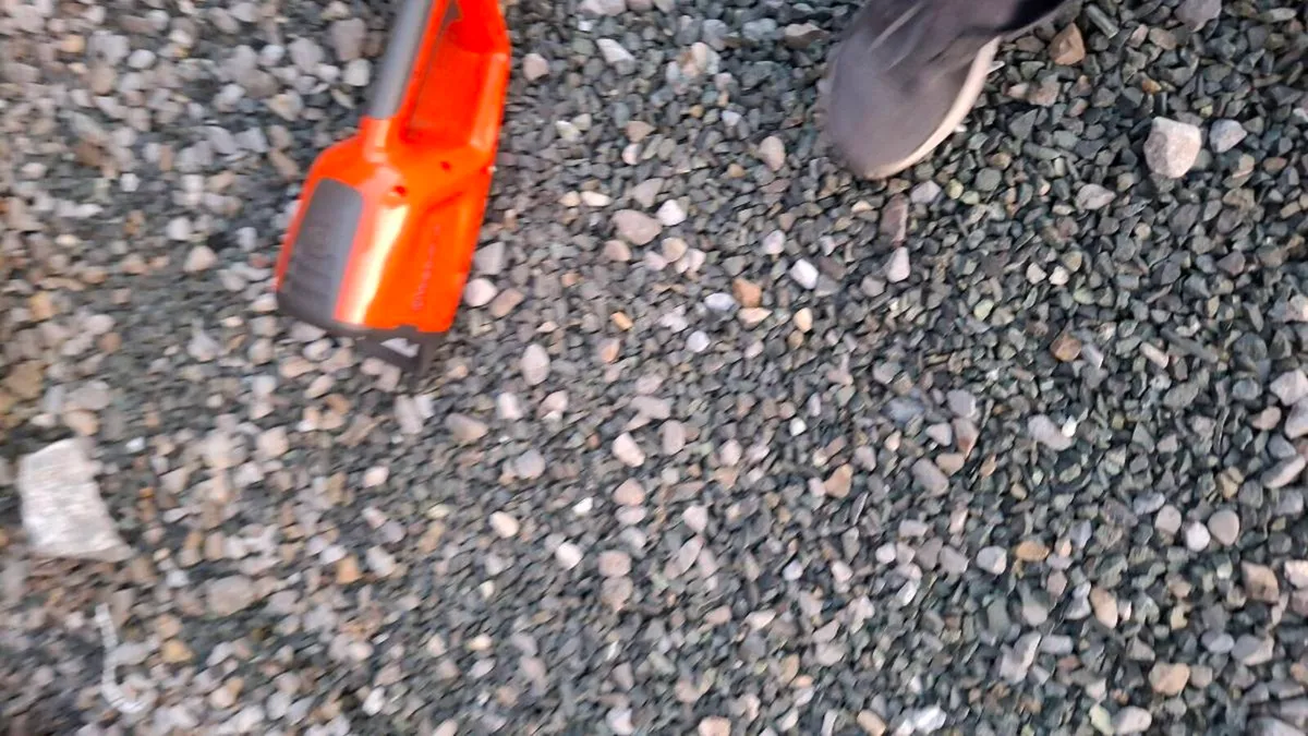 Battery powered pole hedge trimmer - Image 1