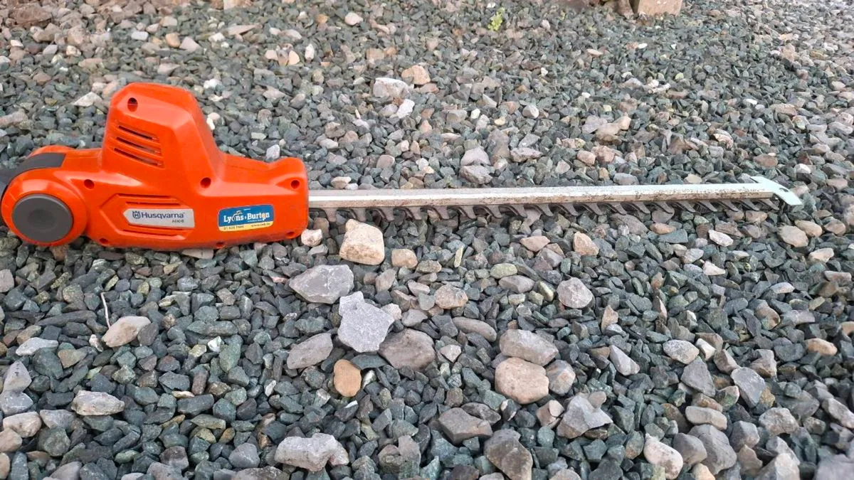 Battery powered pole hedge trimmer - Image 2