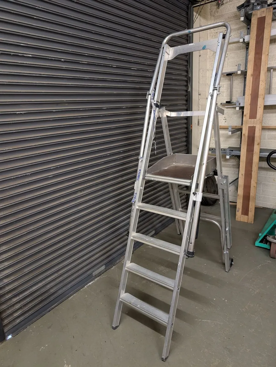 Tubesca Raptor Fixed Podium Stepladder - Image 3