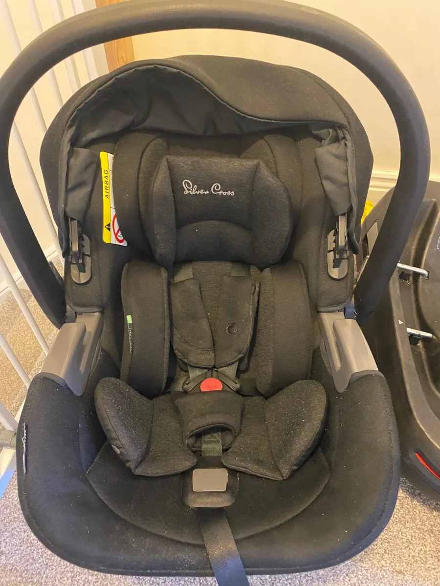 Silver cross dream car seat and isofix base - Image 2