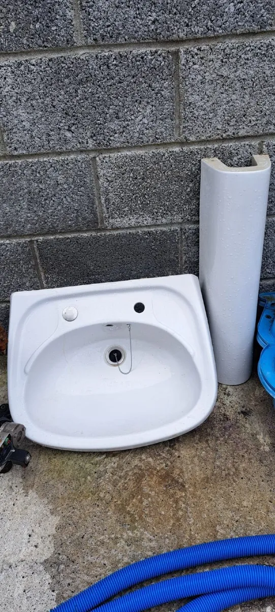 Basin sink with pedestal