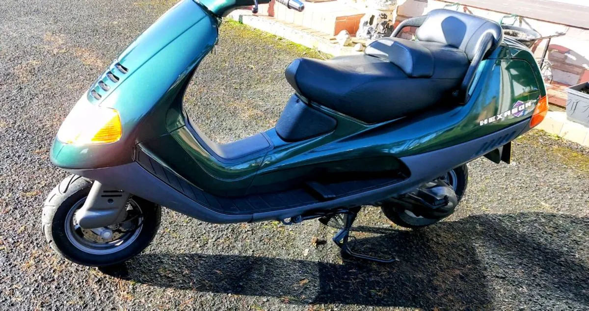 Collectible, low mileage 1995 PIAGGIO HEXAGON 125c - Image 2