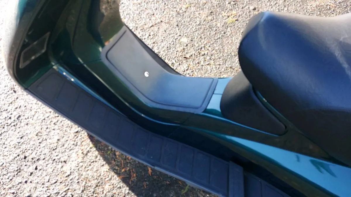 Collectible, low mileage 1995 PIAGGIO HEXAGON 125c - Image 4