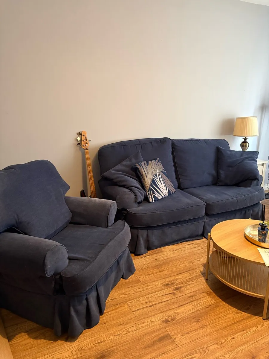 3 piece suite with two footstools - Image 1