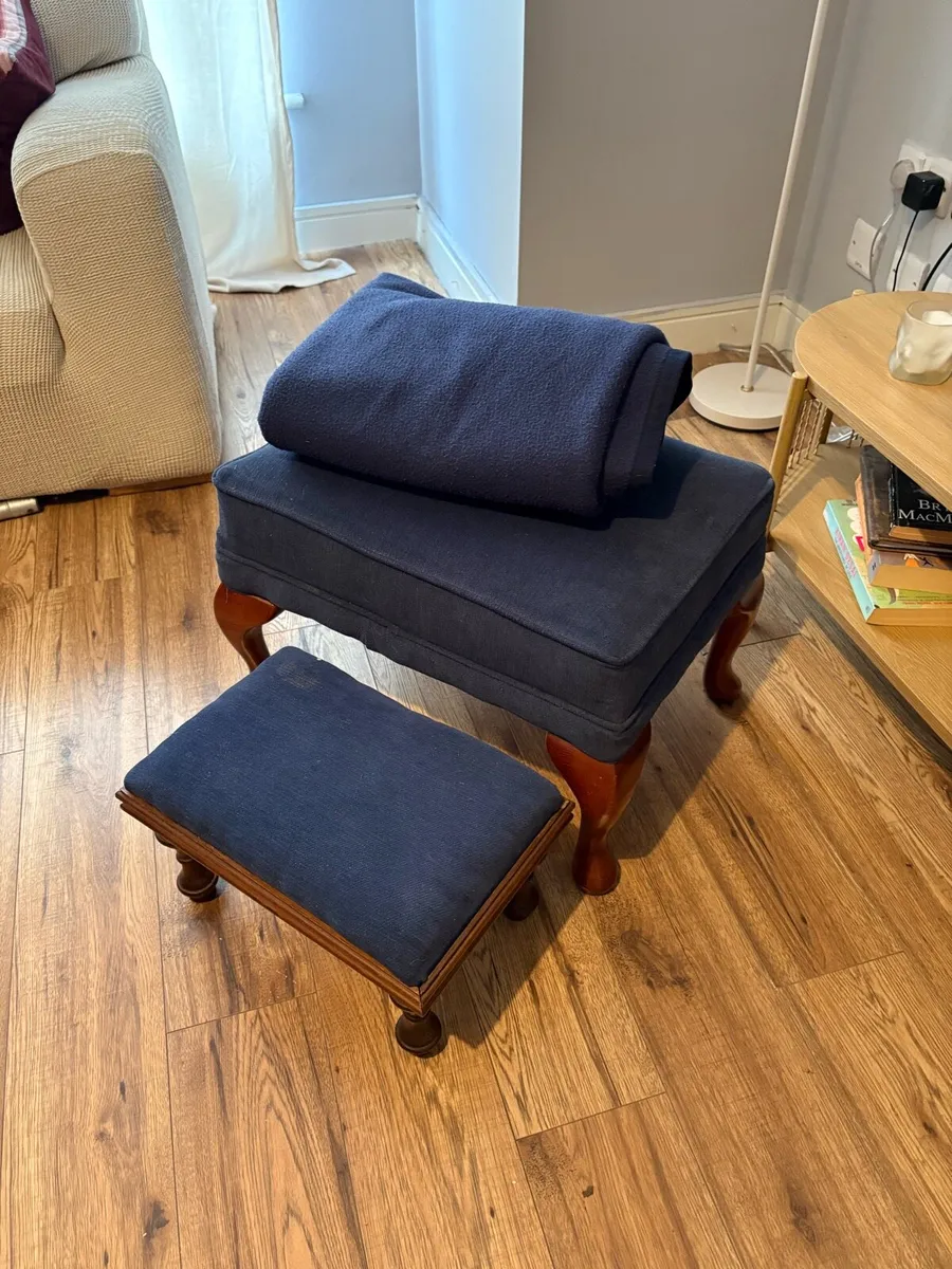 3 piece suite with two footstools - Image 2