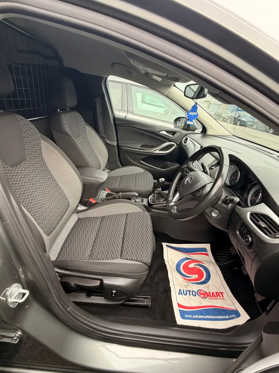 2020 Opel Astra Sportive - Image 4