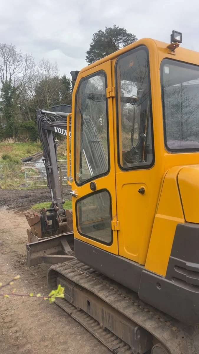 2.8 ton Volvo - Image 3